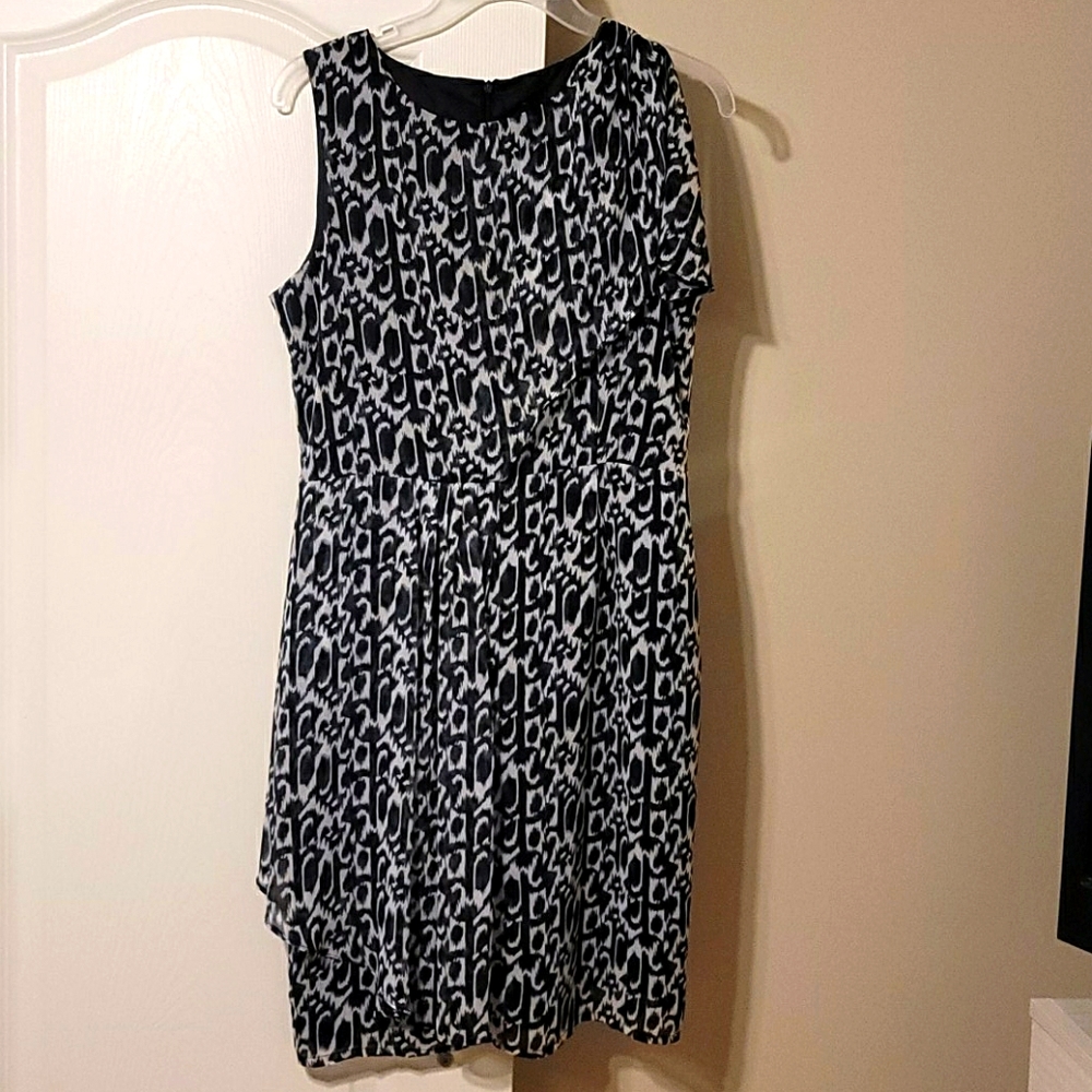 Dress, one shoulder covers a bit more